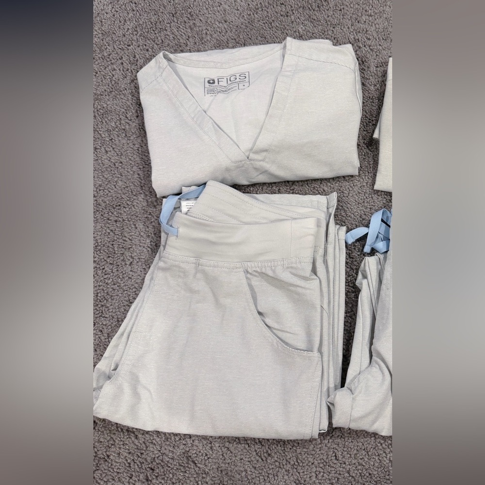 Figs Light Gray Scrub Sets (space gray)
